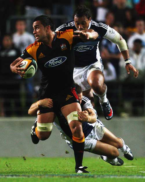 Liam Messam of the Chiefs looks for support