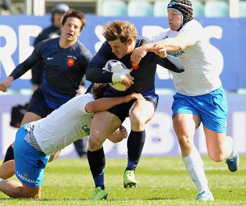 France wing Cedric Heymans stretches the Italy defence