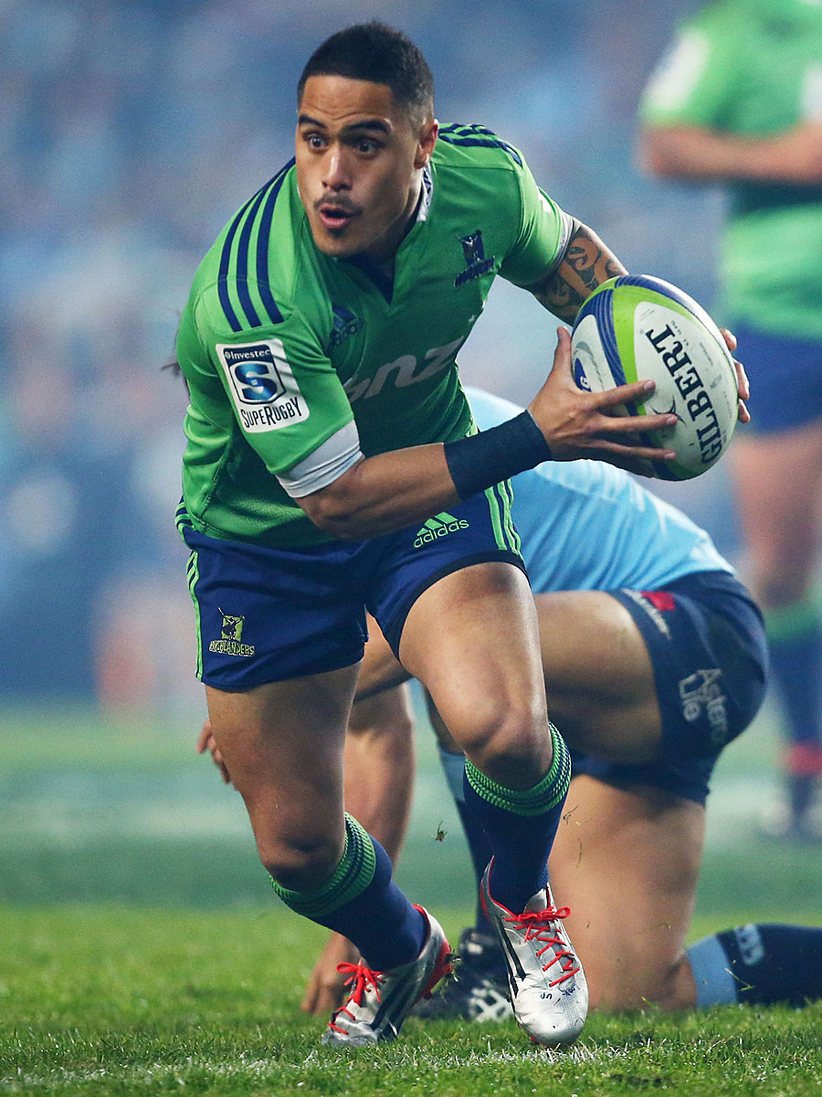 The Highlanders' Aaron Smith shapes to pass