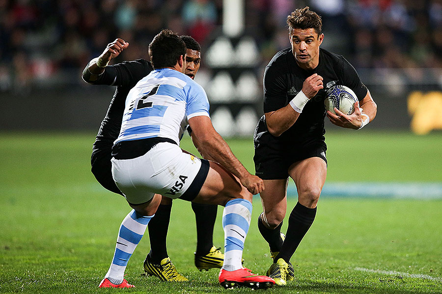 New Zealand's Dan Carter takes on the Pumas' defence