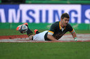 South Africa's Willie le Roux scores a try