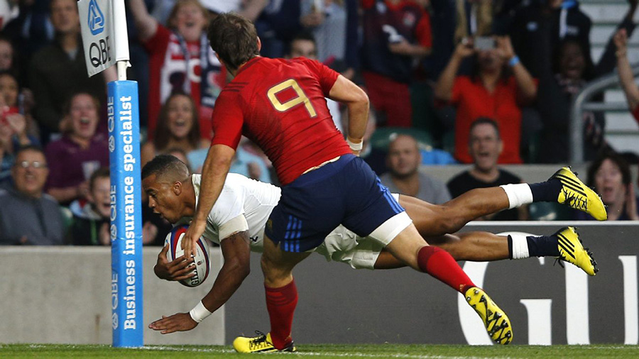 England wing Anthony Watson (L) scores a try past France's scrum half Morgan Parra
