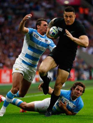New Zealand's Sonny Bill Williams breaks past Juan Imhoff and Nicolas Sanchez, New Zealand v Argentina, Rugby World Cup, Wembley, London, September 20, 2015
