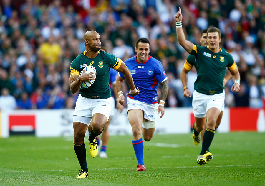 JP Pietersen of South Africa breaks clear to score the opening try 