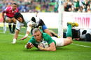  Keith Earls of Ireland scores his team's second try 