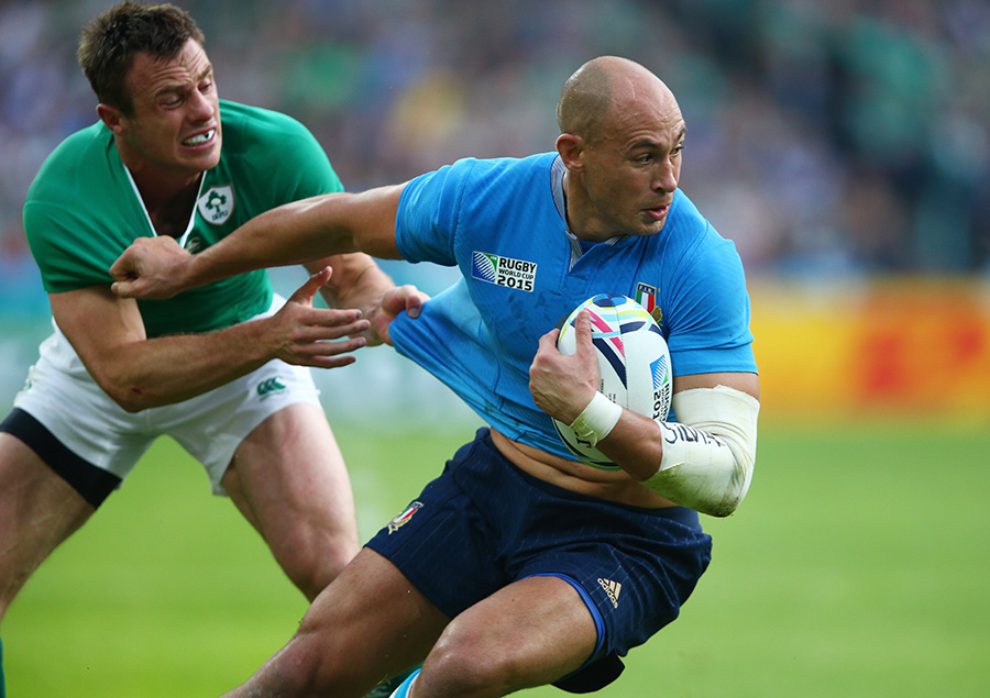 Sergio Parisse of Italy is tackled by Tommy Bowe of Ireland 