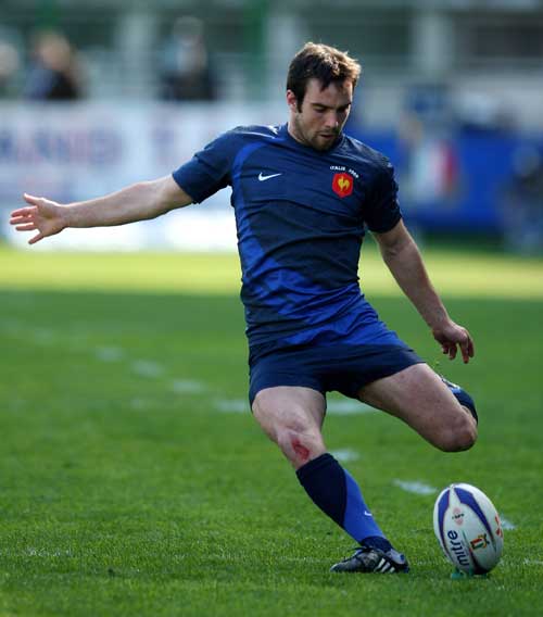 Despite the windy conditions France's Morgan Parra was able to kick 15 points