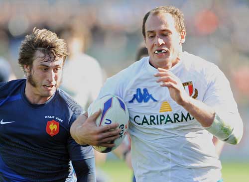 Italy's flanker Sergio Parisse is chased by France's fullback Maxime Medard