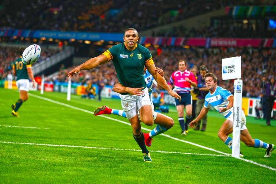 South Africa's Bryan Habana can't get to the ball in goal