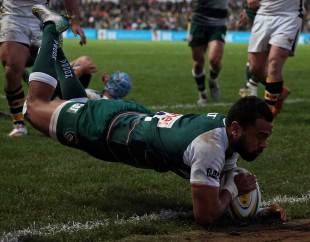 Telusa Veainu of Leicester dives over to score a try during the Aviva Premiership match between Leicester Tigers and Wasps at Welford Road on November 1, 2015 in Leicester, England. (Photo by Ben Hoskins/Getty Images)