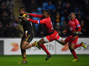 COVENTRY, ENGLAND - NOVEMBER 22:  Frank Halai of Wasps scores a try under pressure from Delon Armitage of Toulon during the European Rugby Champions Cup match between Wasps and Toulon at Ricoh Arena on November 22, 2015 in Coventry, England.  (Photo by Laurence Griffiths/Getty Images)