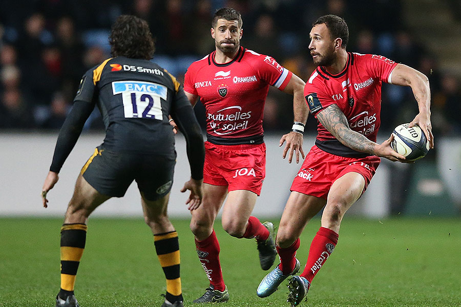 Toulon's Quade Cooper looks to pass on the outside