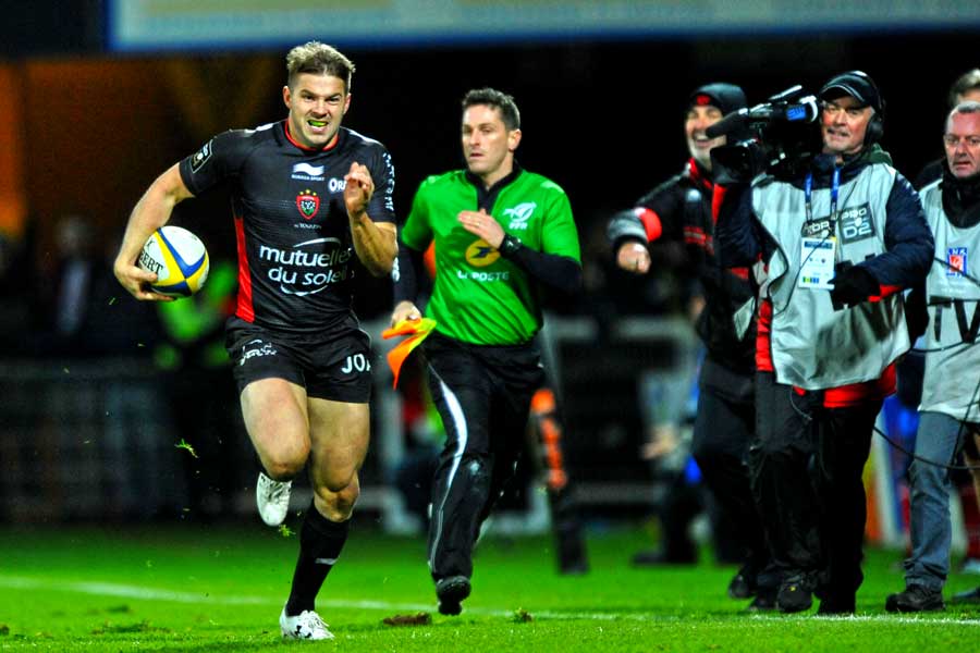 Toulon's winger Drew Mitchell scores a try