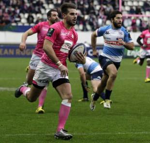 Stade Francais' French fullback Hugo Bonneval (L) runs to scores a try during the European Rugby Champions Cup match beetween Stade Francais Paris and Treviso, on December 19, 2015 at the Jean Bouin stadium in Paris. AFP PHOTO / KENZO TRIBOUILLARD