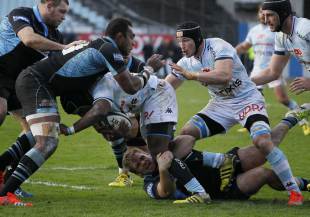 Glasgow Warriors players (L) and Racing Metro's players (R) fight for the ball during the Champions Cup rugby union match Racing Metro 92 vs Glasgow warriors on January 9, 2016 at Yves du Manoir stadium in Colombes. / AFP / MATTHIEU ALEXANDRE