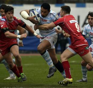 Llanelli's scrum-half from Wales Gareth Davies (2ndR) vies with Racing Metro 92 New Zealand centre Casey Laulala (C, L) during the European Rugby Champions Cup match beetween Racing Metro 92 vs Llanelli Scarlets on January 17, 2016 at Yves du Manoir stadium in Colombes. / AFP / LIONEL BONAVENTURE