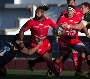 RC Toulon's French centre Mathieu Bastareaud (C) vies with Wasps' flanker from Australia George Smith during the European Champions Cup rugby union match RC Toulon vs Wasps on January 17, 2016 at the Mayol stadium in Toulon, southeastern France. 