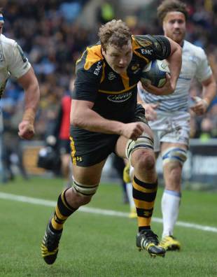 Joe Launchbury of Wasps charges for the goal line to score their second try during the European Rugby Champions Cup match between Wasps and Leinster Rugby at Ricoh Arena on January 23, 2016 in Coventry, England. (Photo by Tony Marshall/Getty Images)