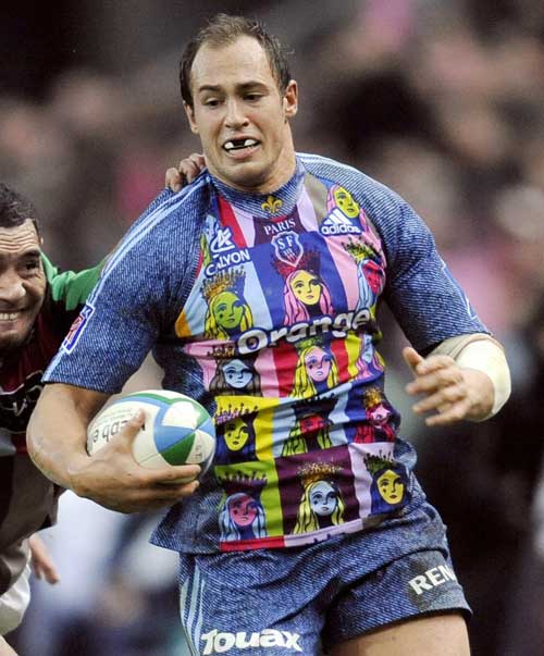 Stade Francais' Sergio Parisse runs with a ball 