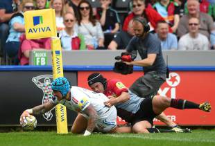 Jack Nowell of Exeter Chiefs scores a try during the Aviva Premiership match between Harlequins and Exeter Chiefs at Twickenham Stoop on May 7, 2016 in London, England. (Photo by Tom Dulat/Getty Images).