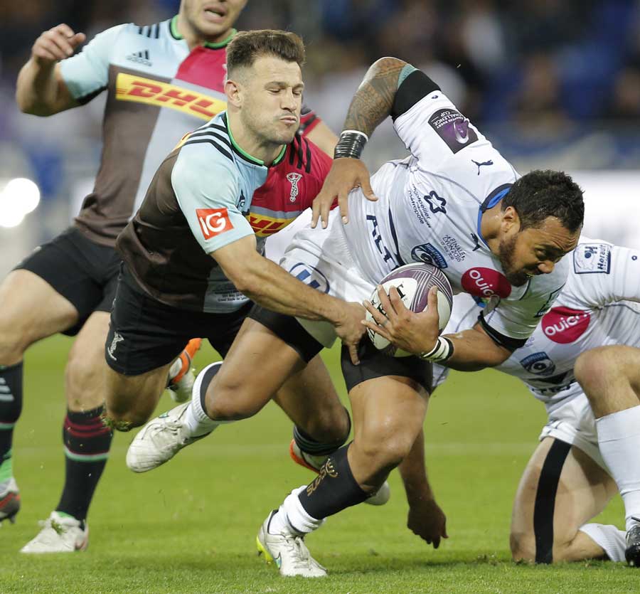 Montpellier's Anthony Tuitavake powers his way through