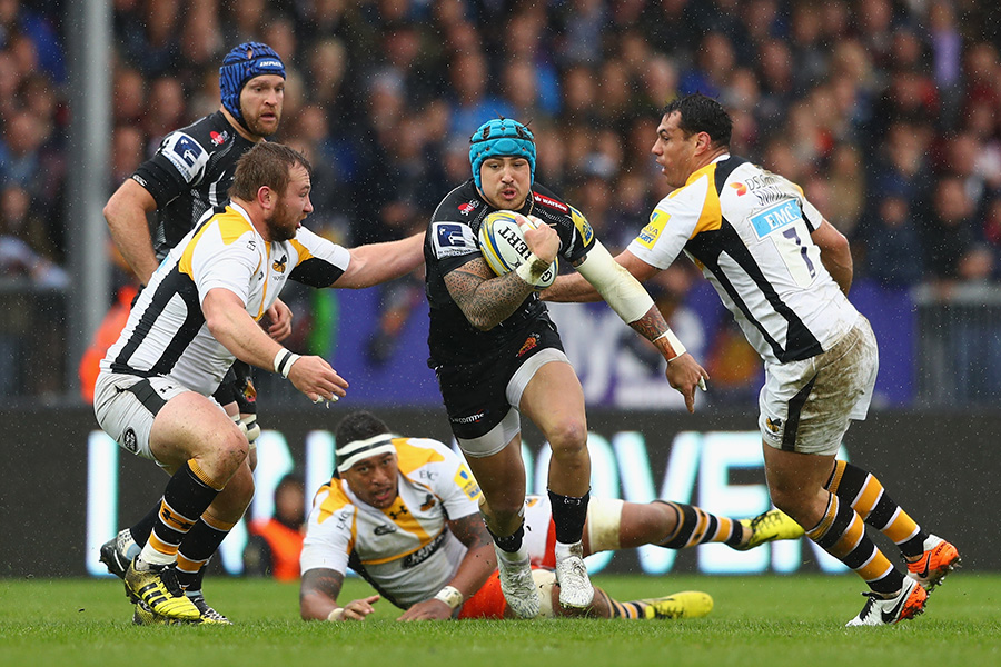 Jack Nowell (C) of Exeter Chiefs cuts between Matt Mullan (L) and George Smith (R)