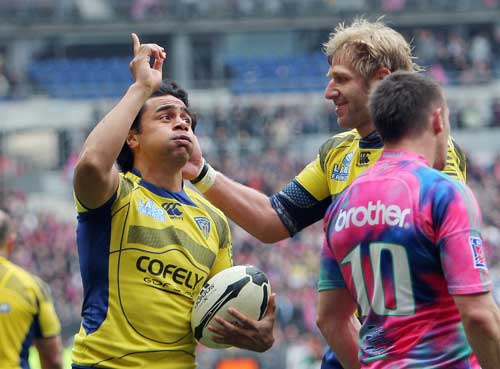 Clermont Auvergne scrum-half Kevin Senio clebrates a try against Stade Francais