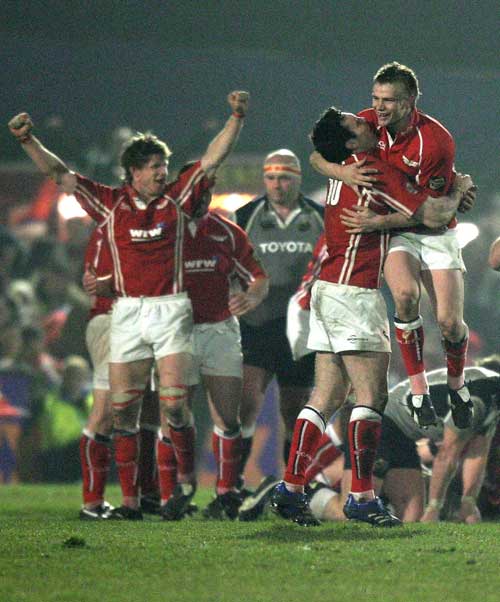 Dwayne Peel and Stephen Jones celebrate victory over Munster
