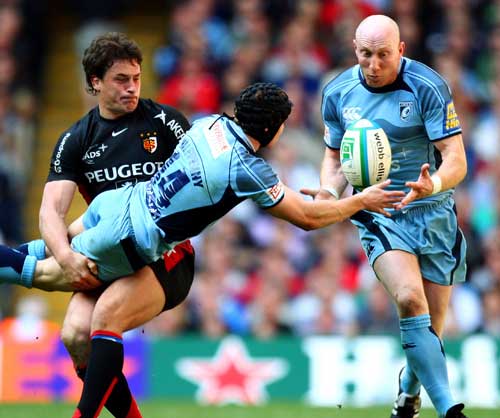 Leigh Halfpenny offloads to Tom Shanklin