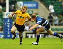Josh Lewsey hands off Mike Tindall