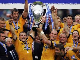 Lawrence Dallaglio leads the celebrations as Wasps clinch the 2004 Premiership title with a 10-6 win over Bath, London Wasps v Bath, Premiership final, Twickenham, May 29 2004.