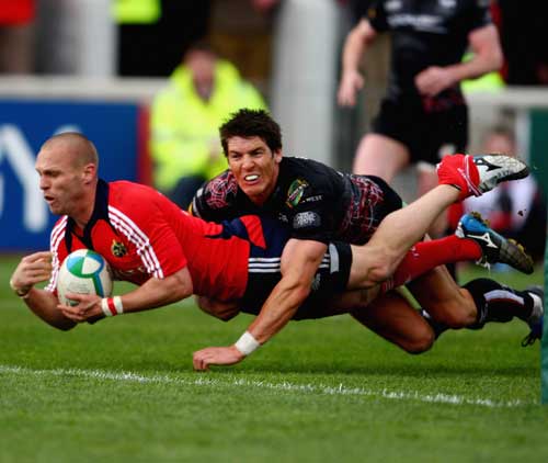 Paul Warwick dives in to score Munster's first try