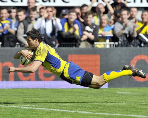 Clermont Auvergne's Anthony Floch dives over to score a try