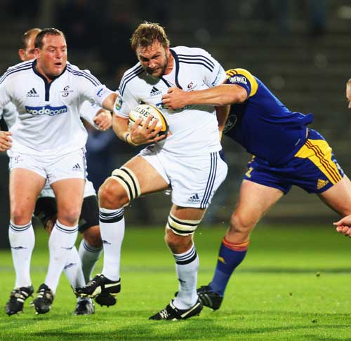 The Stormers' Andries Bekker takes on the Highlanders' defence