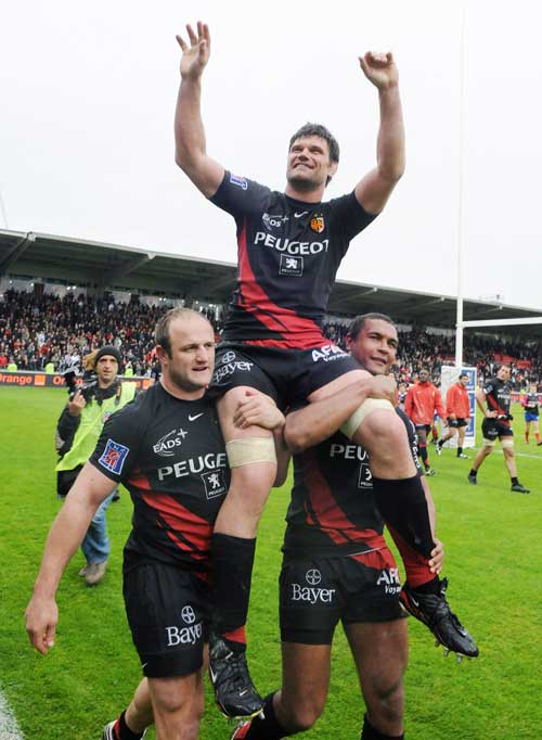 Toulouse's Fabien Pelous is chaired off the field by by William Servat (L) and Thierry Dusautoir (R)