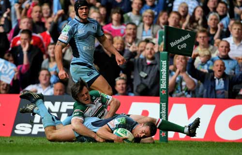 Cardiff Blues' Jamie Roberts touches down for a try