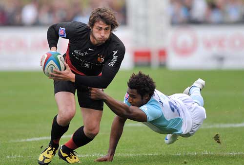 Toulouse's Maxime Medard evades the tackle of Bayonne's Benjamin Falle