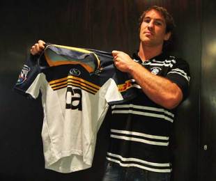 Rocky Elsom poses with a Brumbies jersey after signing a two-year deal with the Super 14 side, Australian Rugby Union headquarters, Sydney, Australia, June 3, 2009