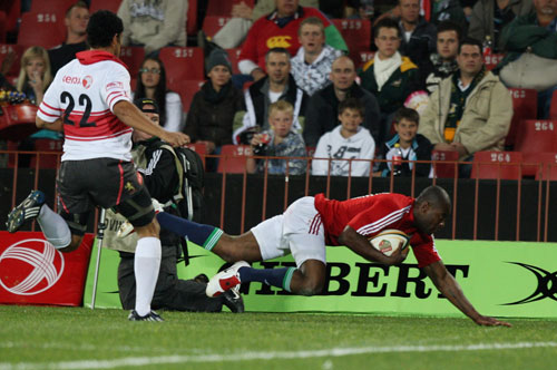British & Irish Lions winger Ugo Monye dives over for his try