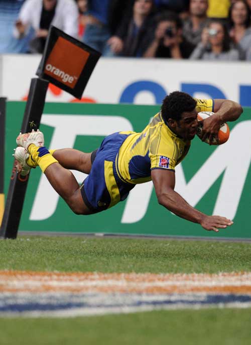 Clermont Auvergne wing Napolioni Nalaga dives in to score
