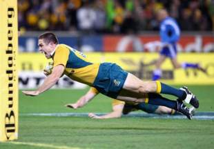 Wallaby winger Scott Staniforth dives under the posts to score the winning try in a 20-15 victory against the All Blacks, Australia v New Zealand, Tri Nations, MCG, June 30 2007.