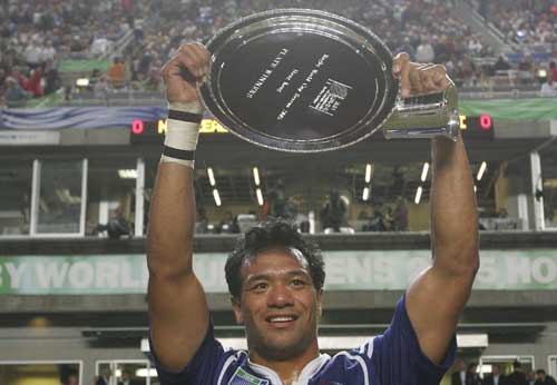 Brian Lima of Samoa lifts the plate at the 2005 World Cup Sevens