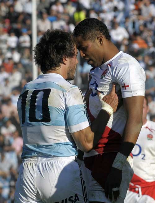 England fullback Delon Armitage and Argentina fly-half Juan Martin Hernandez argue