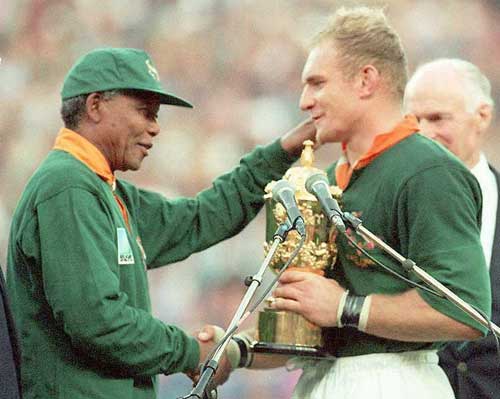 Nelson Mandela presents the Rugby World Cup to Francois Pienaar