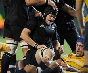 New Zealand skipper Richie McCaw is congratulated after scoring his side's opening try, New Zealand v Australia, Tri-Nations, Eden Park, Auckland, July 18, 2009