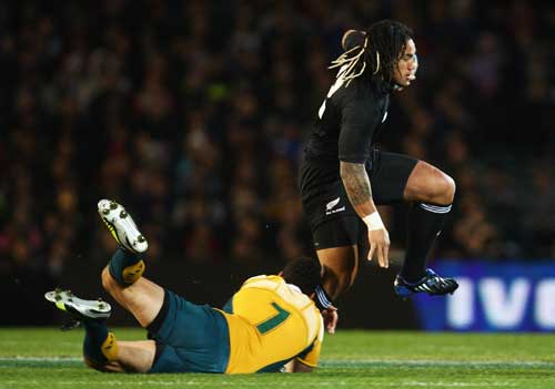 New Zealand centre Ma'a Nonu attempts to break clear of George Smith