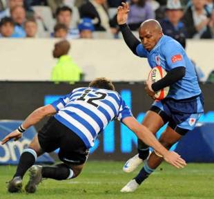 The Blue Bulls' Tiger Mangweni evades Western Province's Peter Grant