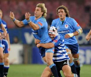 The Blue Bulls' Wynand Olivier off loads the ball under pressure from Western Province's Pieter Myburgh, Blue Bulls v Western Province, Currie Cup, Loftus Versfeld, Pretoria, South Africa, July 18, 2009
