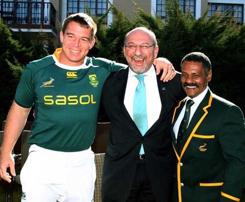 South Africa skipper John Smit and coach Peter de Villiers pose with Minister of National Planning, Trevor Manuel 