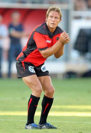 Toulon fly-half Jonny Wilkinson lines up a kick at goal during a pre-season friendly against Brive, Stade Mayol, Toulouse, July 24, 2009
